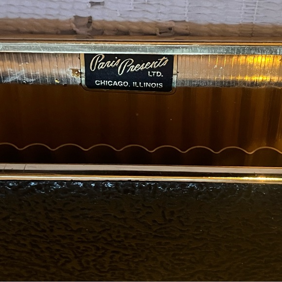 Vintage Paris Presents Cigarette Case - Picture 2 of 2